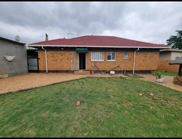 10 BEDROOM HOUSE FOR SALE IN KEMPTON PARK EXT 02